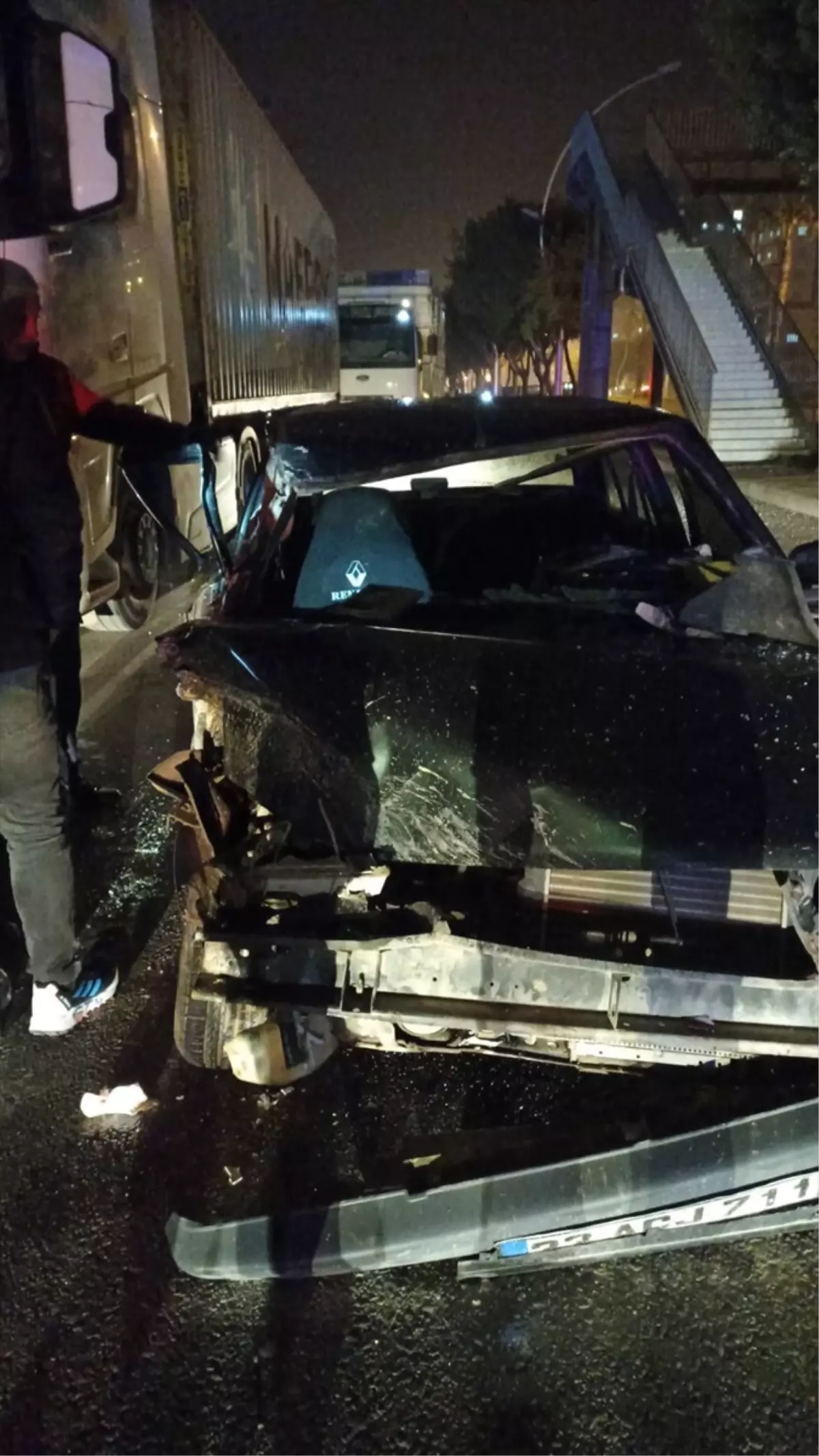 Tarsus’ta Park Halindeki Tıra Çarpan Otomobilde Yaralanma