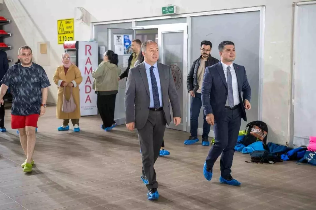 Erzurum Tam Olimpik Yüzme Havuzu Yenilendi, Başarılı Sporculara Baklava İkram Edildi