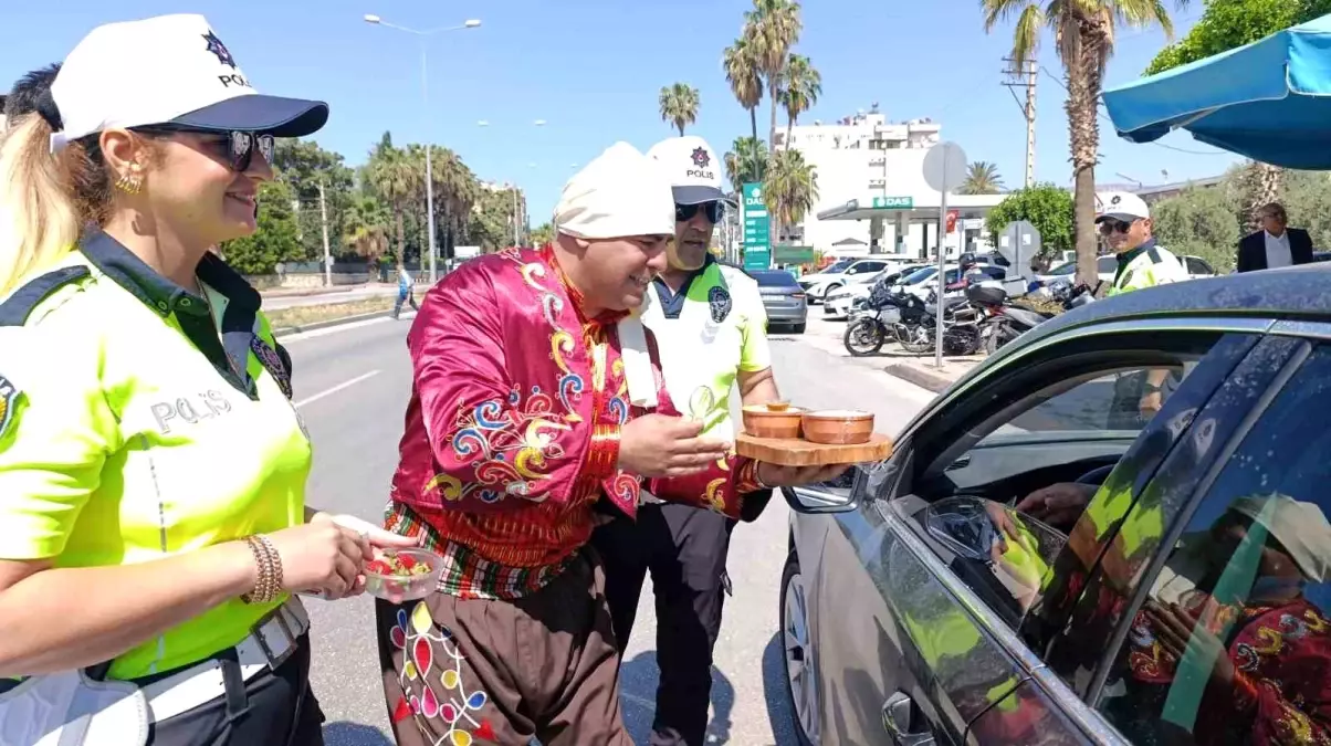Silifke’de Trafik Uygulamasında Yoğurt ve Çilek İkramı